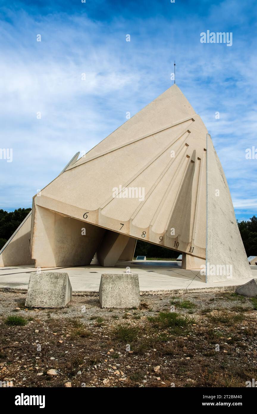 Tavel, France - 31 juillet 2023 : le nef solaire - la nef solaire. Cadran solaire géant moderne à la zone de service aire de Tavel le long de l'autoroute A9. Banque D'Images