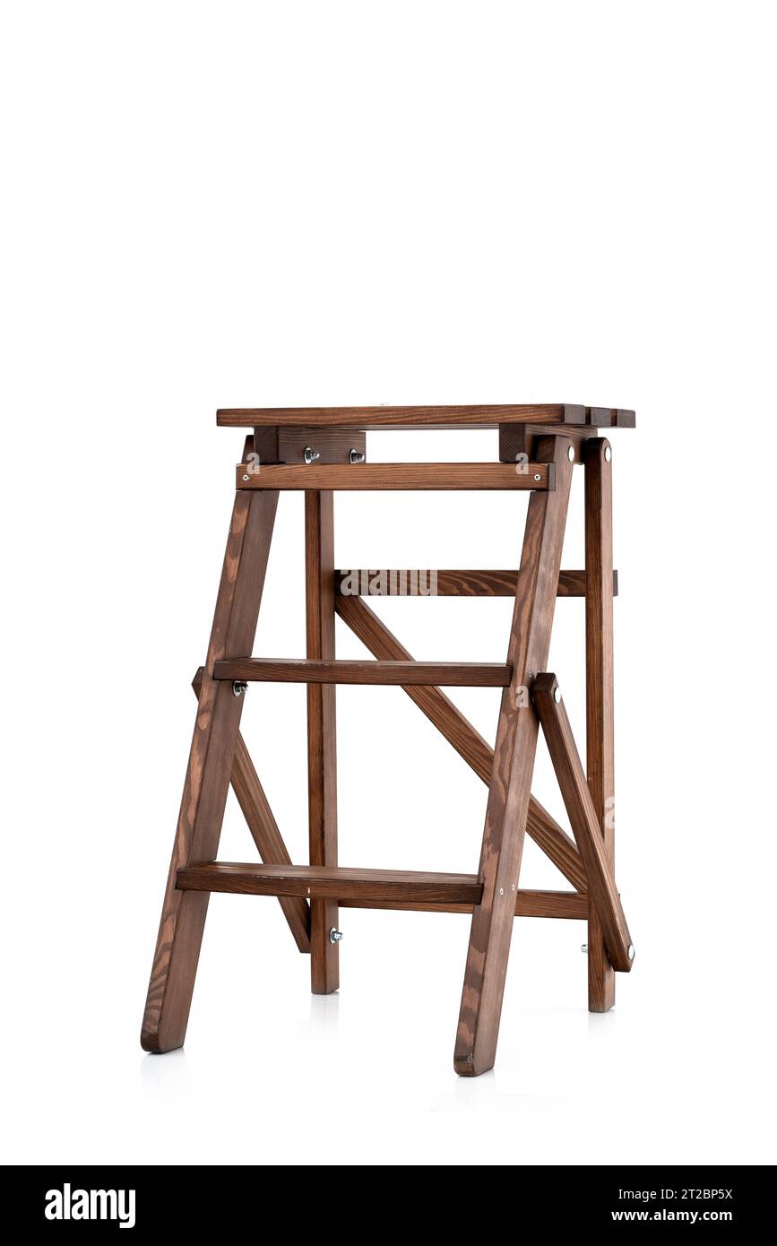 Petite échelle en bois pliante décorative de style ancien isolé sur fond blanc. escaliers en bois Banque D'Images Petite échelle en bois pliante décorative de style ancien isolé sur fond blanc. escaliers en bois Banque D'Images