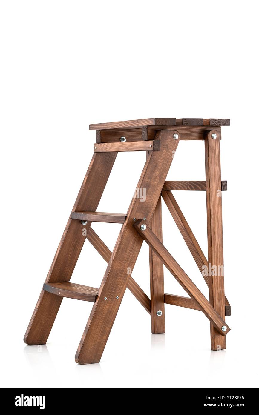 Petite échelle en bois pliante décorative de style ancien isolé sur fond blanc. escaliers en bois Banque D'Images Petite échelle en bois pliante décorative de style ancien isolé sur fond blanc. escaliers en bois Banque D'Images