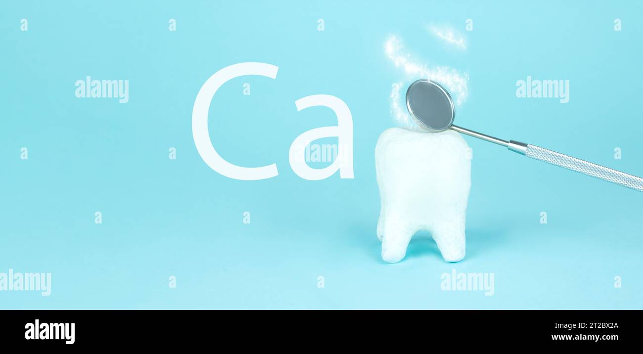 Équipement sain outils soins dentaires. Blanchiment de la dent humaine, dent brillante blanche et miroir buccal dentiste, calcium, protection de l'émail des dents. Dentiste Banque D'Images
