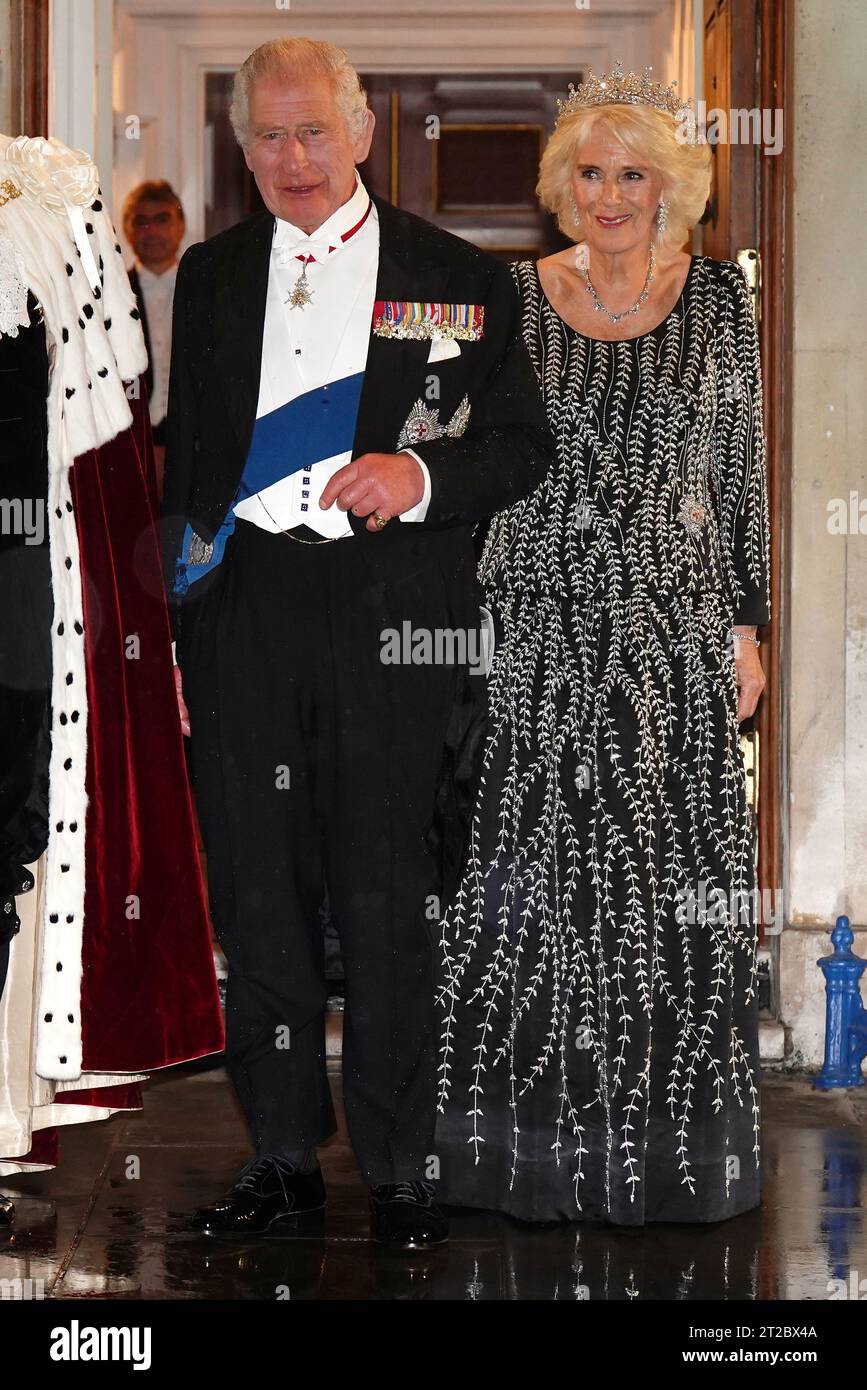 Le roi Charles III et la reine Camilla arrivent pour assister à un dîner à Mansion House à Londres, pour reconnaître le travail des institutions civiques de la City de Londres et des sociétés de livraison, les anciennes et modernes guildes commerciales de la ville. Date de la photo : mercredi 18 octobre 2023. Banque D'Images