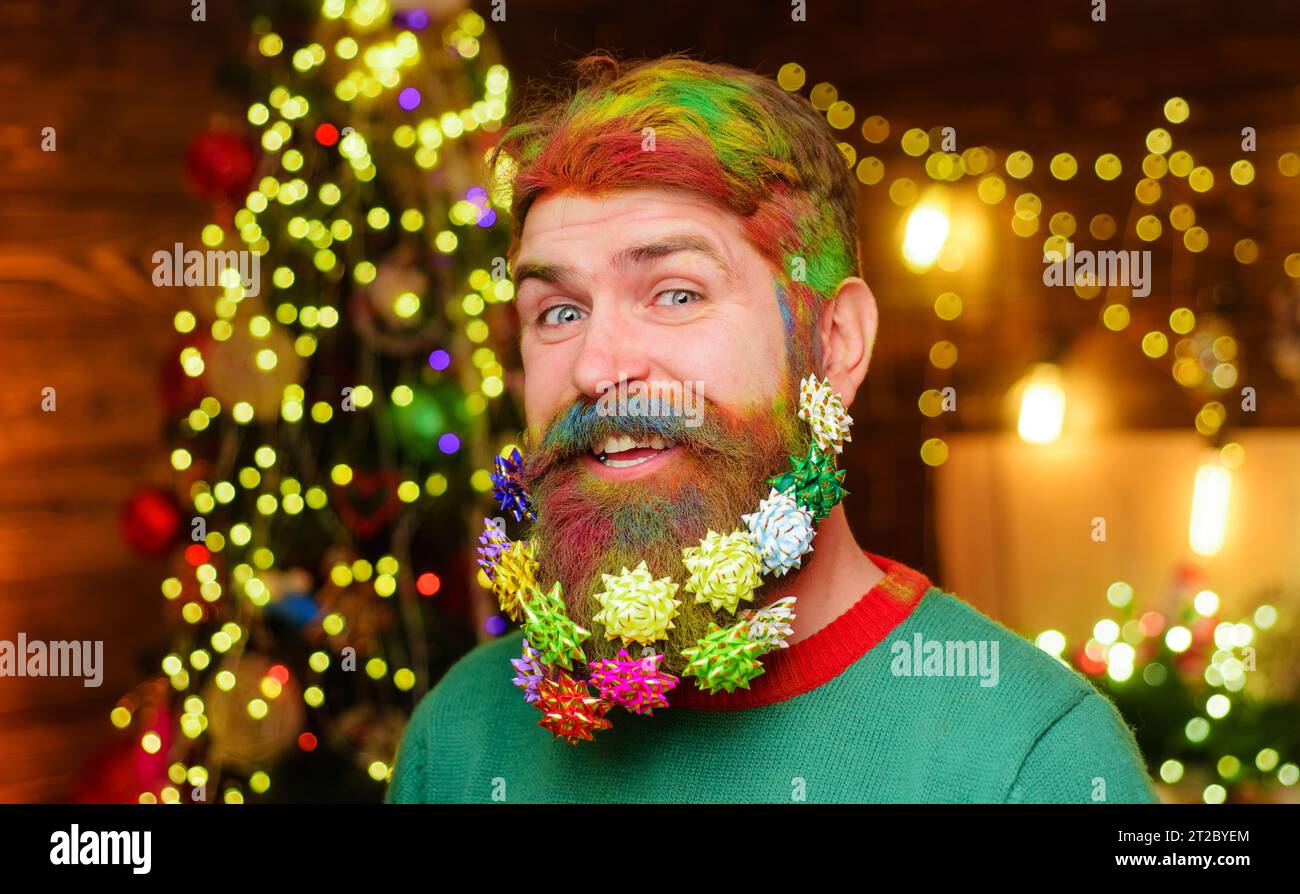 Joyeux Noël et bonne année. Décorations de barbe de Noël. Homme barbu souriant avec barbe décorée. Homme barbu heureux avec les cheveux teints et Banque D'Images