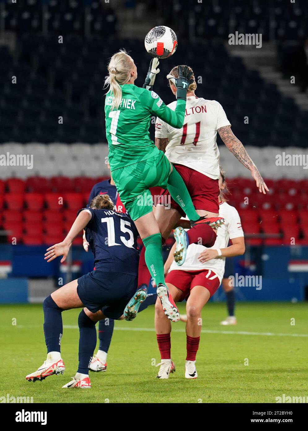 Leah Galton de Manchester United marque mais le but est exclu pour une faute contre la gardienne Katarzyna Kiedrzynek du Paris Saint-Germain lors du match de qualification de deuxième tour de la Ligue des champions féminine de l'UEFA au Parc des Princes à Paris, France. Date de la photo : mercredi 18 octobre 2023. Banque D'Images