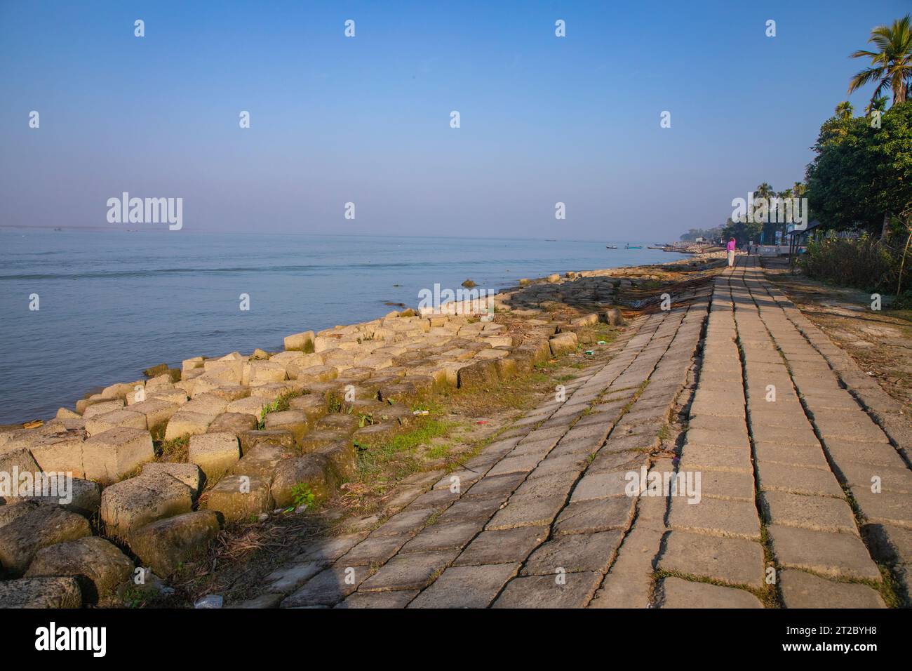 Les structures de protection des berges le long de la rivière Meghna à Chandpur, au Bangladesh, protègent les communautés contre l'érosion et les inondations. Banque D'Images