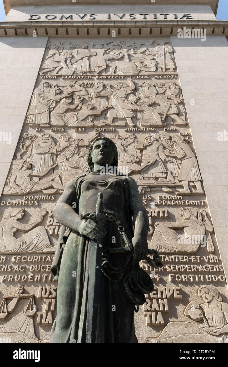 Statue en bronze avec relief en pierre sculptée représentant des scènes historiques au monument portugais Banque D'Images