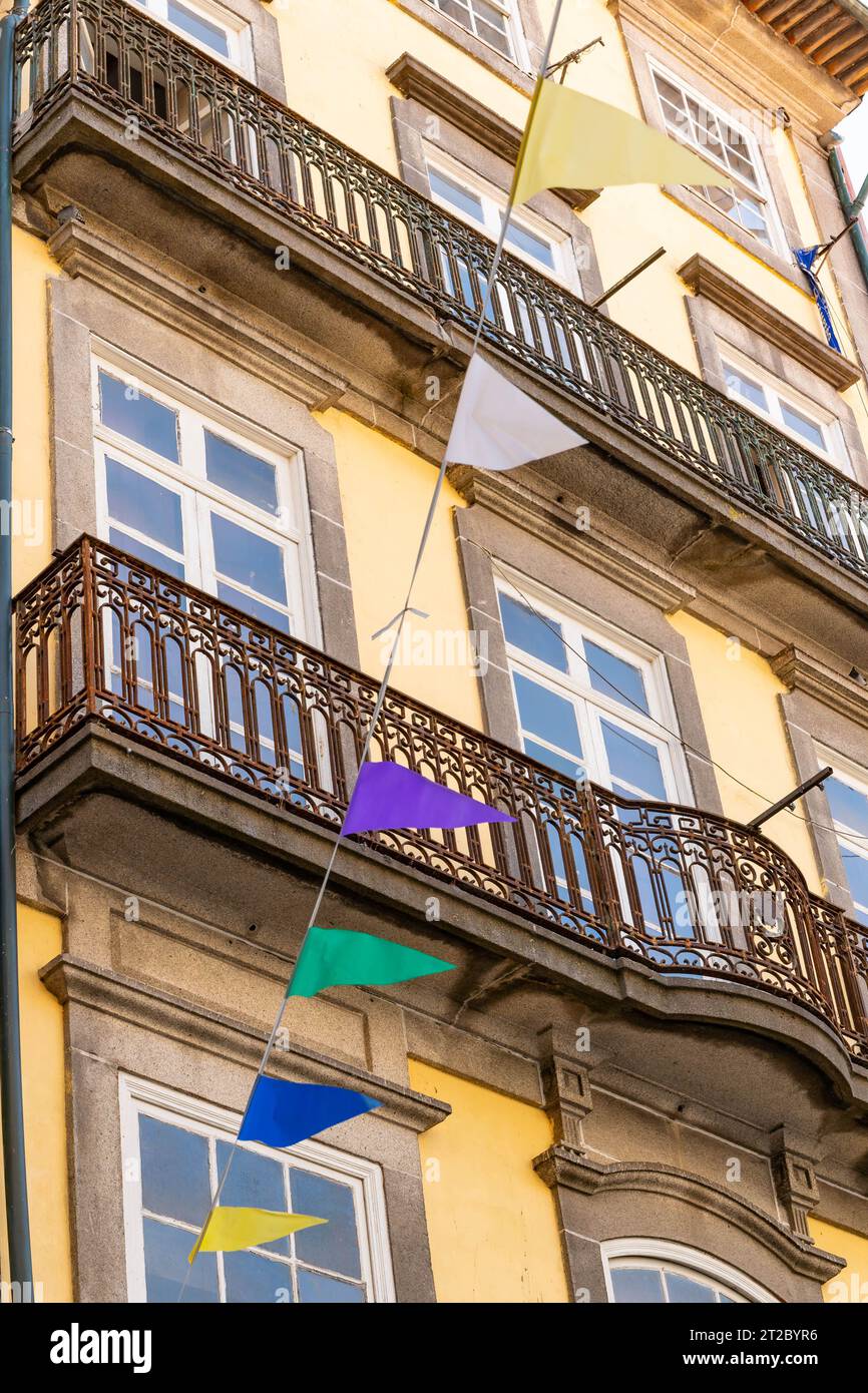 Architecture portugaise traditionnelle avec balcons en fer ornés et guirlande colorée à Porto Banque D'Images Architecture portugaise traditionnelle avec balcons en fer ornés et guirlande colorée à Porto Banque D'Images