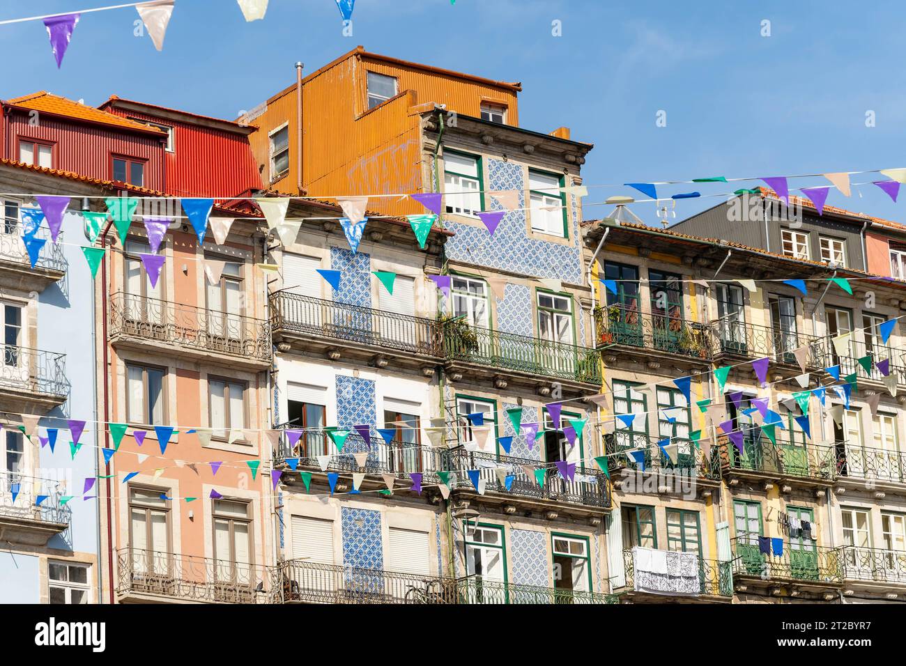Bâtiments portugais colorés avec des banderoles festives dans le centre historique de Porto Banque D'Images