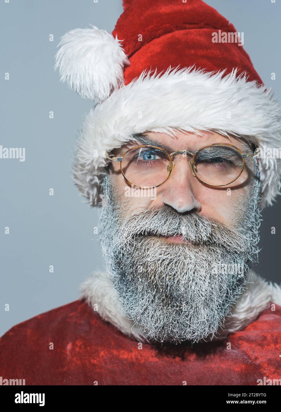 Joyeux Noël. Bonne année. Père Noël dans des avec barbe gelée