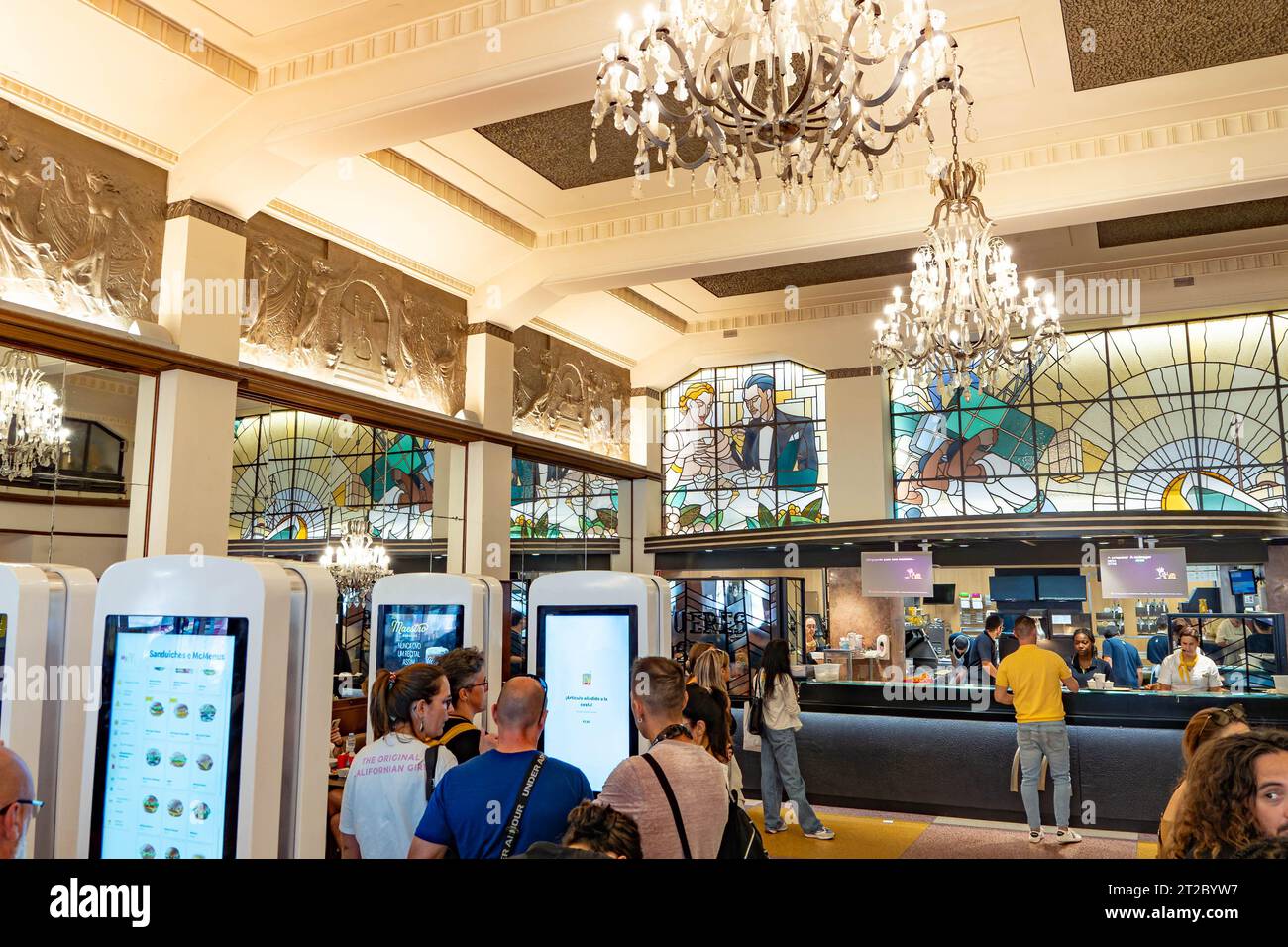 Intérieur élégant du restaurant avec vitraux et lustres en cristal à Porto Banque D'Images