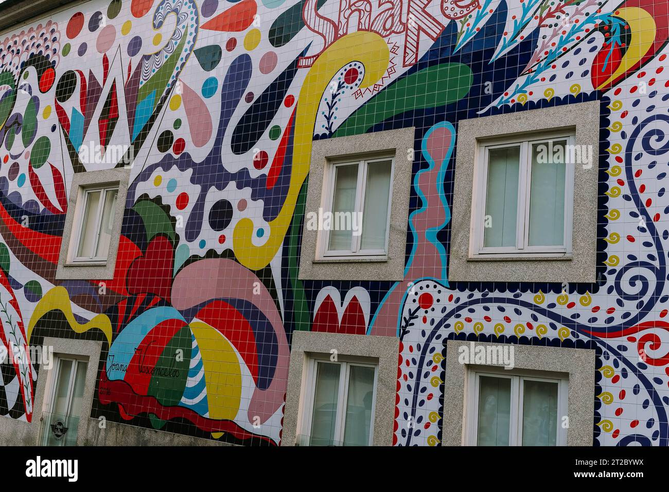 Peinture murale abstraite colorée sur un bâtiment dans le centre historique de Porto, Portugal Banque D'Images