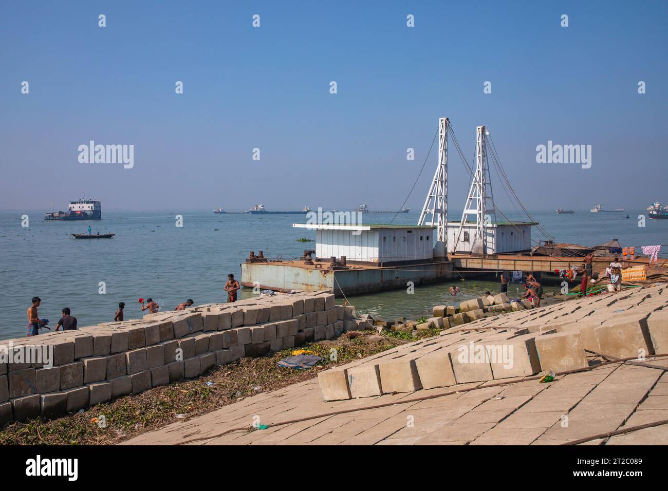 Les structures de protection des berges le long de la rivière Meghna à Chandpur, au Bangladesh, protègent les communautés contre l'érosion et les inondations. Banque D'Images