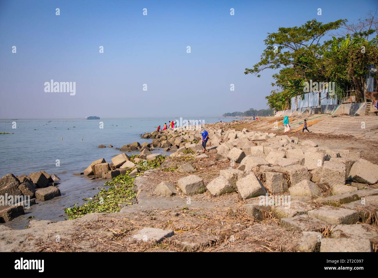 Les structures de protection des berges le long de la rivière Meghna à Chandpur, au Bangladesh, protègent les communautés contre l'érosion et les inondations. Banque D'Images