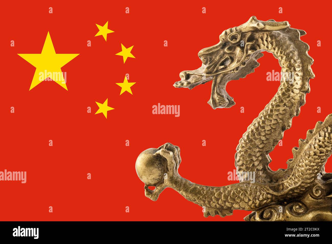 Statue de dragon doré chinois sur le drapeau chinois Banque D'Images