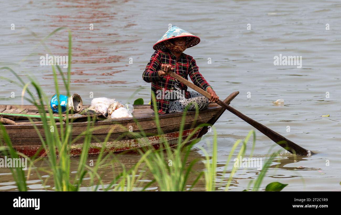 Bateau de pêche traditionnel avec Village Lady, Delta du Mékong, Vietnam Banque D'Images