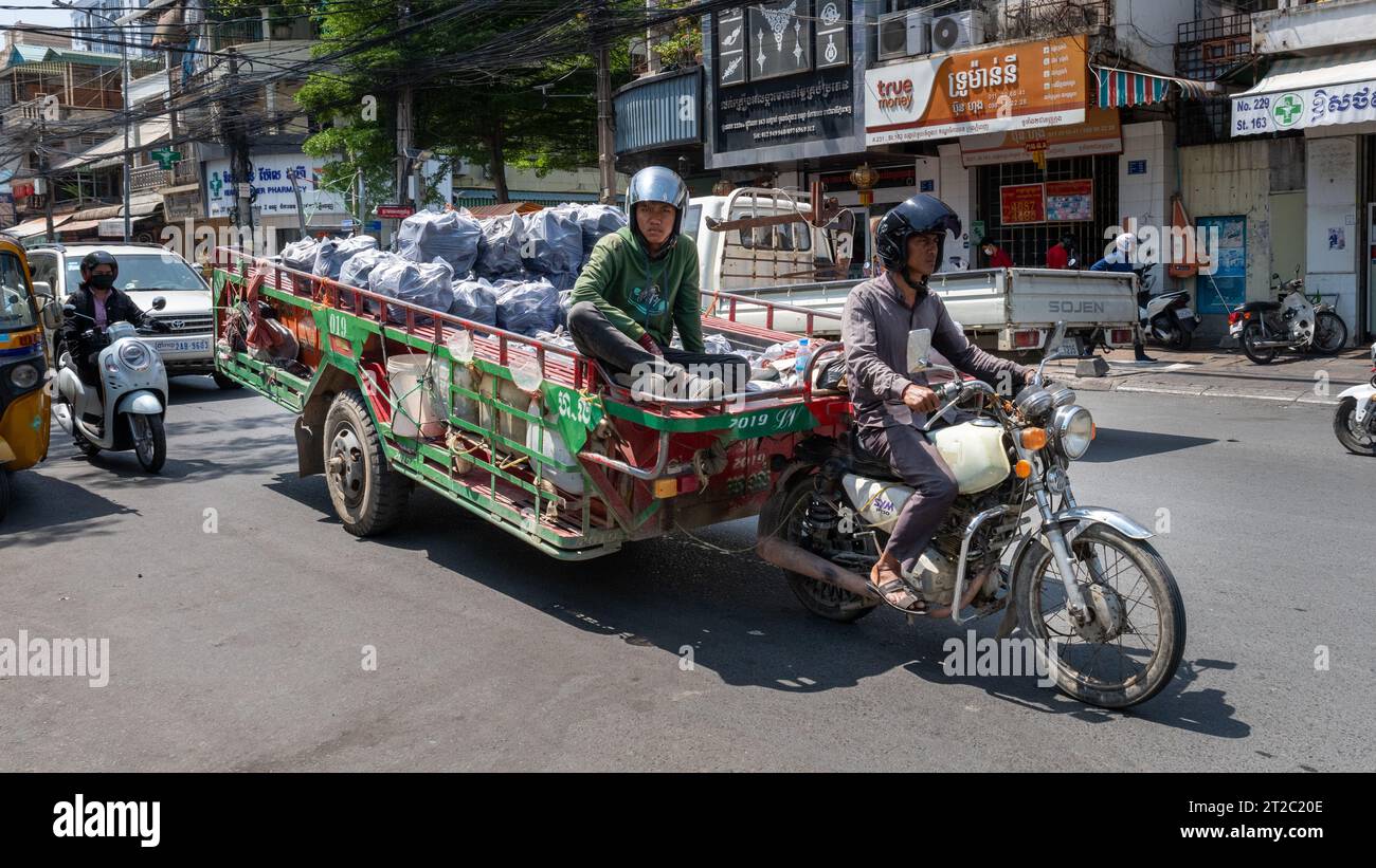 Remorque de remorquage de moto, Phnom Penh, Cambodge Banque D'Images