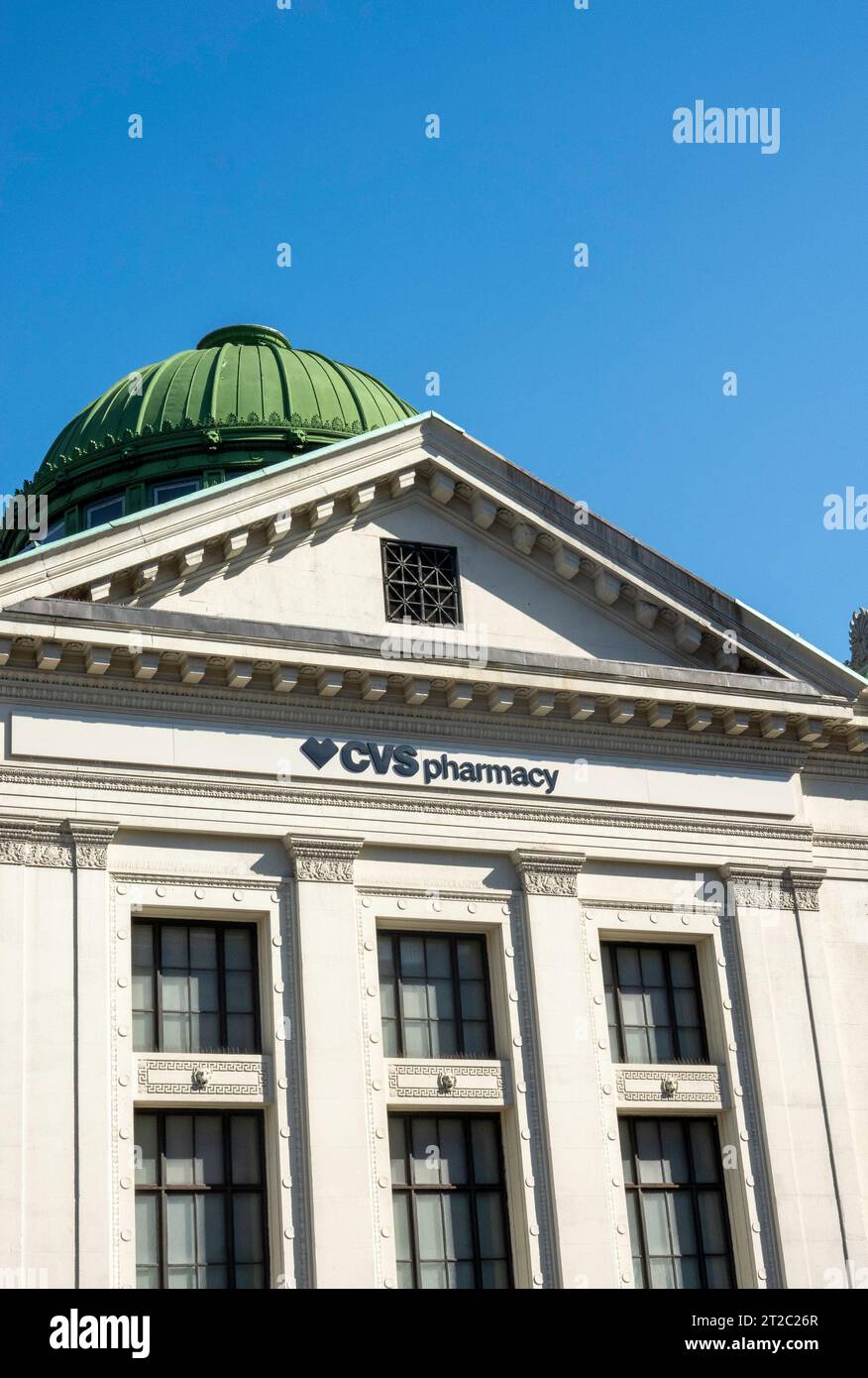 CVS Drug store est situé dans l'ancien bâtiment de la banque d'épargne de New York à Chelsea, 2023, New York City, États-Unis Banque D'Images