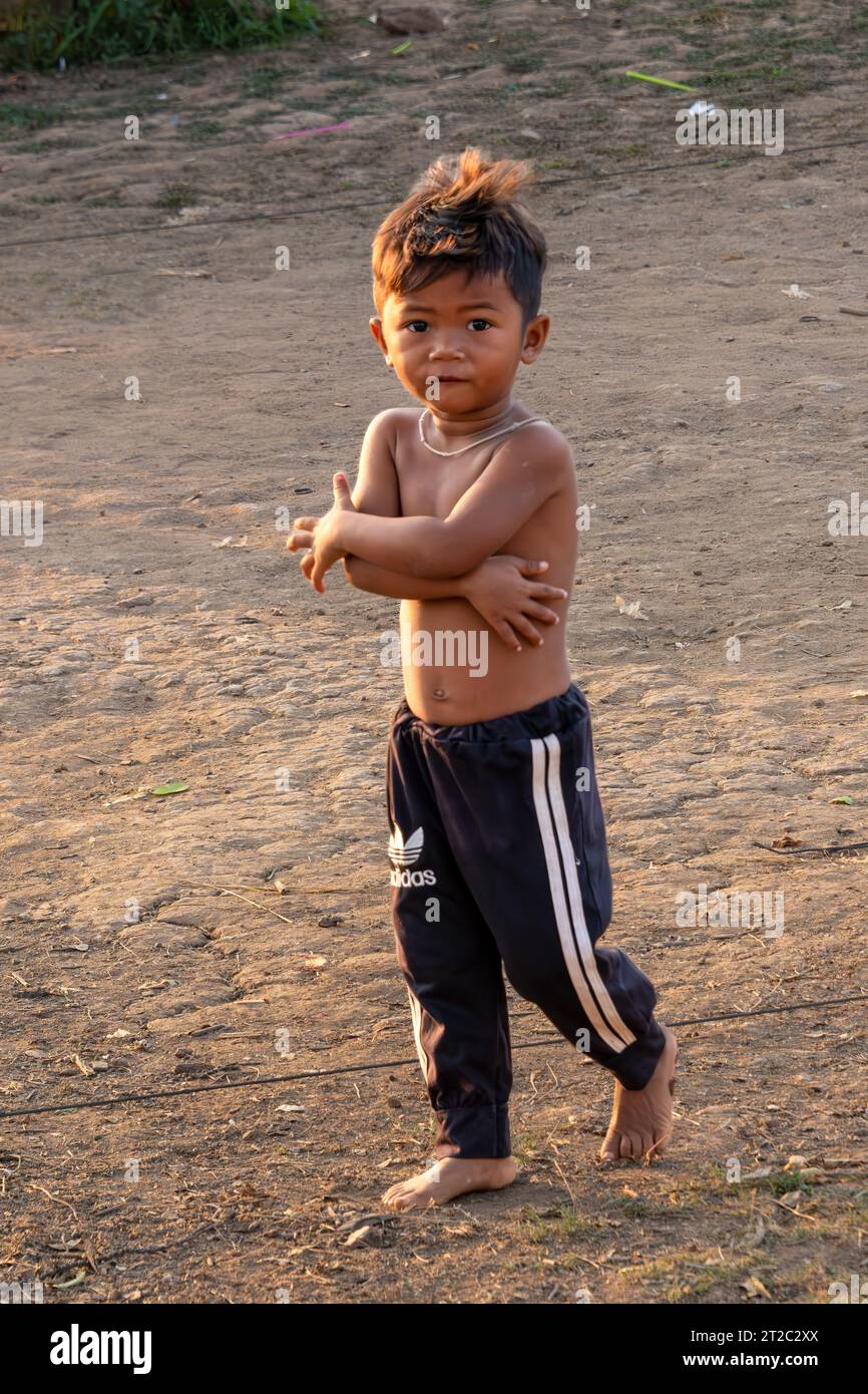 Enfant au village flottant de Kampong Phluk, lac Tonle SAP, Siem Reap, Cambodge Banque D'Images