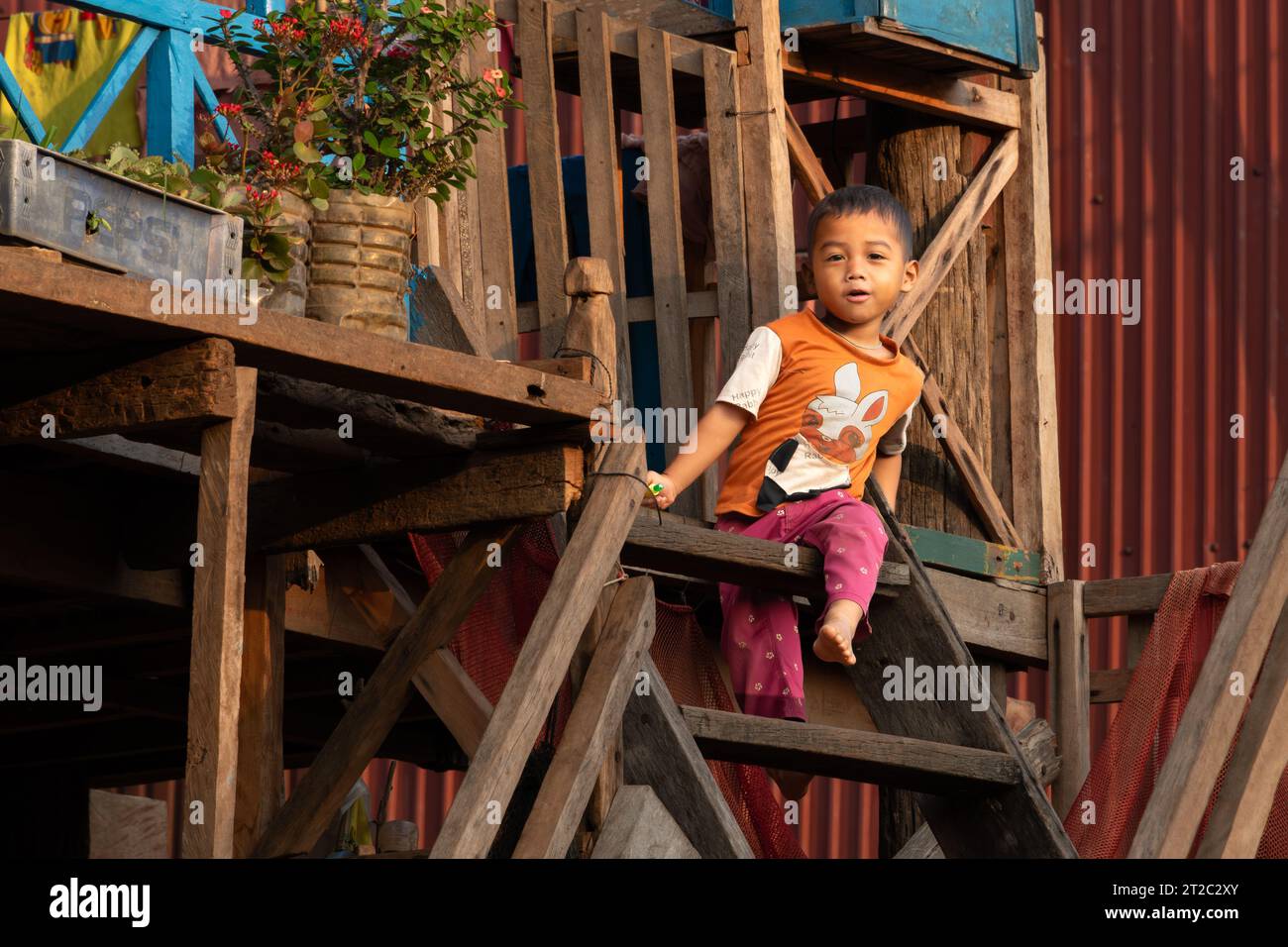 Enfant au village flottant de Kampong Phluk, lac Tonle SAP, Siem Reap, Cambodge Banque D'Images