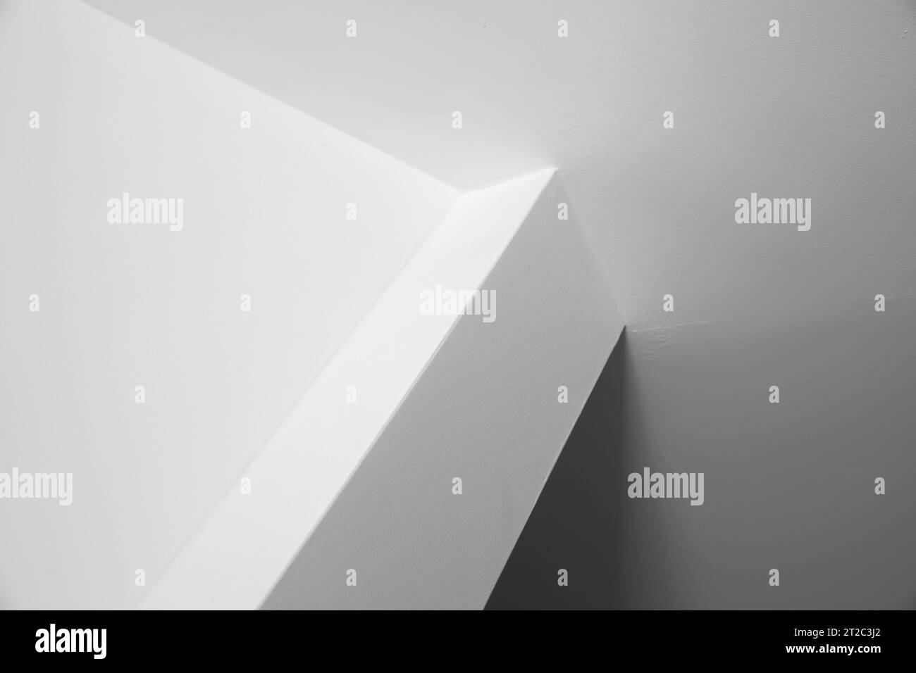 Fond d'architecture blanc abstrait, murs avec coin et plafond, photo noir et blanc Banque D'Images