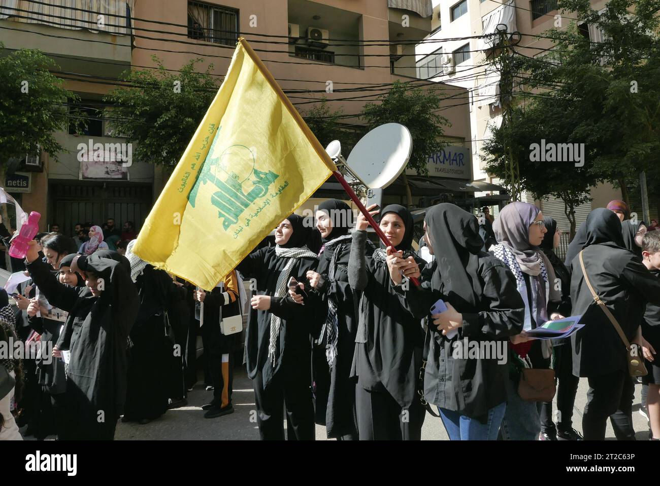 Beyrouth, Liban. 18 octobre 2023. Des milliers de partisans du Hezbollah participent à une manifestation massive contre Israël, Beyrouth, Liban, octobre 18 2023. Les gens se sont rassemblés à Dahiyeh, la banlieue sud de la ville, siège de la milice chiite. (Photo Elisa Gestri/Sipa USA) crédit : SIPA USA/Alamy Live News Banque D'Images