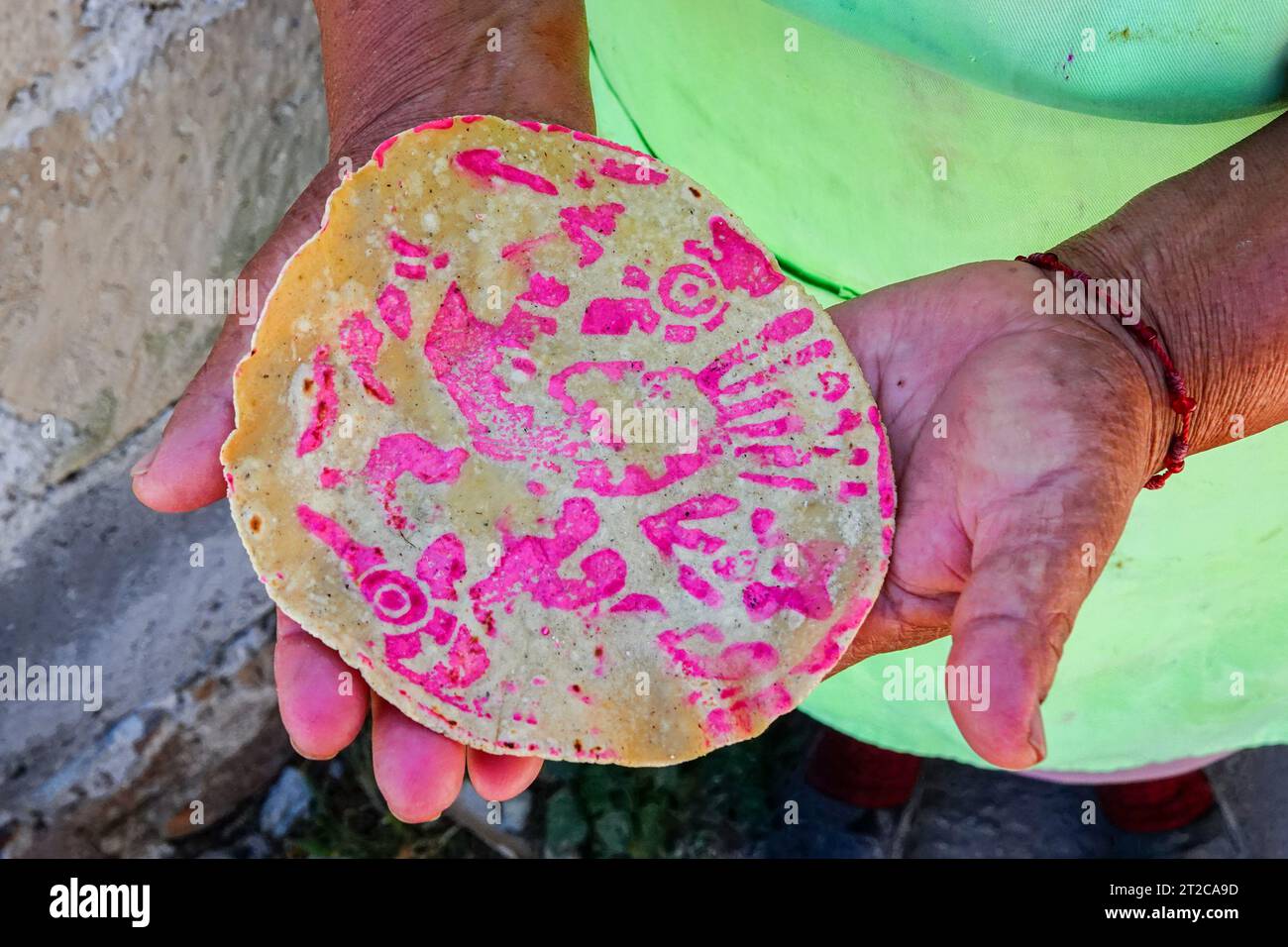 Tortillas Ceremoniales avec un design indigène Otomí fabriqué avec du jus de betterave à la coopérative de femmes El Salto Salud Indigena près de San Miguel de Allende, au Mexique. Banque D'Images