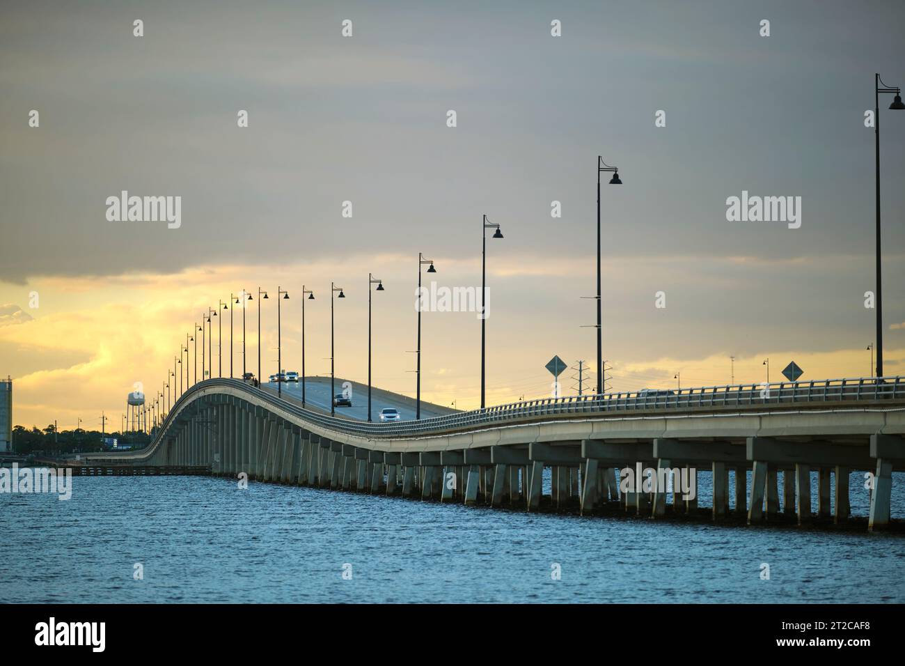 Pont Barron collier et pont Gilchrist en Floride avec circulation en mouvement. Infrastructure de transport dans le comté de Charlotte reliant Punta Gorda Banque D'Images