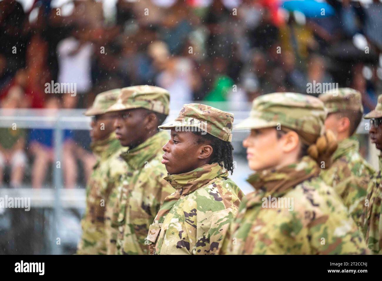San Antonio, Texas, États-Unis. 5 octobre 2023. Plus de 600 aviateurs affectés au 319th Training Squadron sont diplômés de l'entraînement militaire de base à la base interarmées San Antonio-Lackland, Texas, du 4 au 5 octobre 2023. Le général Duke Z. Richardson, commandant, Commandement du matériel de la Force aérienne, base aérienne Wright-Patterson, a passé en revue la cérémonie. (Image de crédit : © Kate Anderson/États-Unis Air Force/ZUMA Press Wire) À USAGE ÉDITORIAL UNIQUEMENT ! Non destiné à UN USAGE commercial ! Banque D'Images