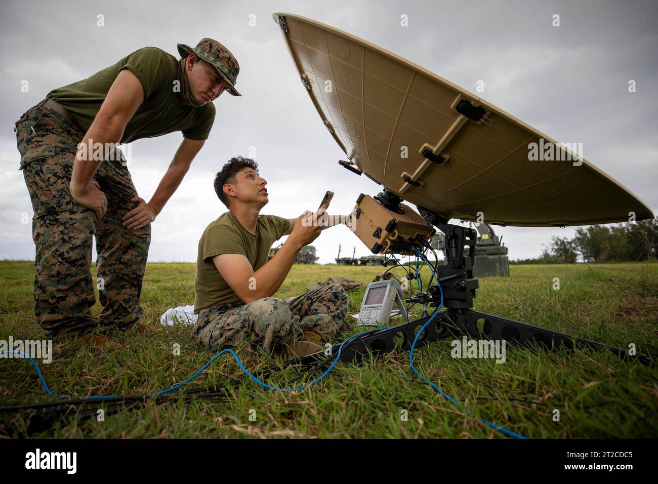 Okinawa, Japon. 10 octobre 2023. U.S. Marine corps lance Cpl. Simon Daughtry, à gauche, un opérateur de système de transmissions troposcatter, et le sergent Angel Garza, un opérateur de système de transmission par satellite, tous deux au sein de l'escadron de communication 18 de la 1e Escadre d'aéronefs des Marines, reçoivent des communications par l'intermédiaire des antennes paraboliques terminales multi-missions en préparation de la partie de l'exercice d'entraînement sur le terrain de Resolute Dragon 23 sur IE Shima, Okinawa, Japon, le 10 octobre 2023. MWCS-18 a exercé ses capacités de commandement et de contrôle pour tirer parti de la capacité du 1st MAW à soutenir des opérations distribuées par le biais de Banque D'Images