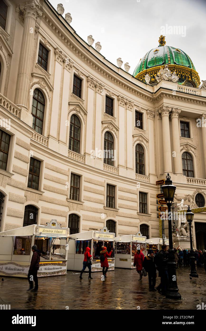 Palais Hofburg sur une Michaelerplatz enneigée dans le centre de Vienne, Autriche. Banque D'Images