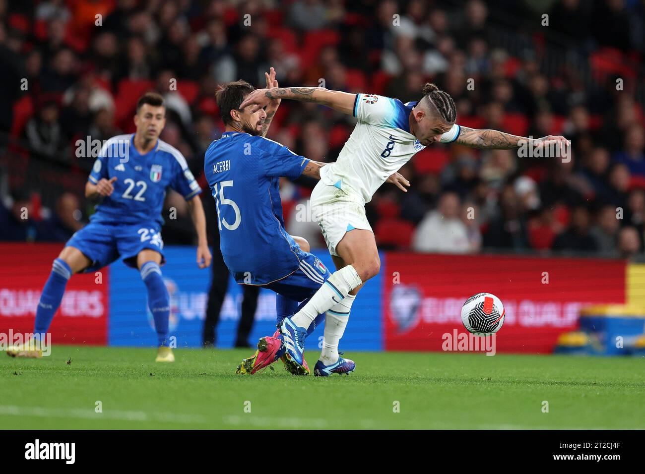 Kalvin Phillips d'Angleterre se sépare de Francesco Berardi d'Italie. Angleterre - Italie, qualification pour l'UEFA Euro 2024 match international de football du groupe C au stade de Wembley à Londres le mardi 17 octobre 2023. Usage éditorial uniquement. photo par Andrew Orchard/Andrew Orchard photographie sportive/Alamy Live News Banque D'Images