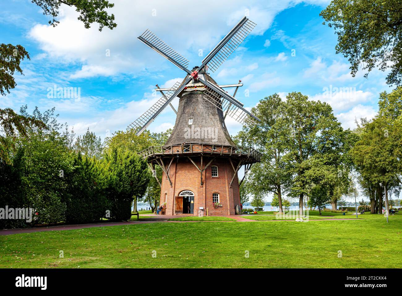 Ancien moulin à vent dans le parc thermal avec grand arbre, Bad Zwischenahn, Basse-Saxe, Allemagne Banque D'Images