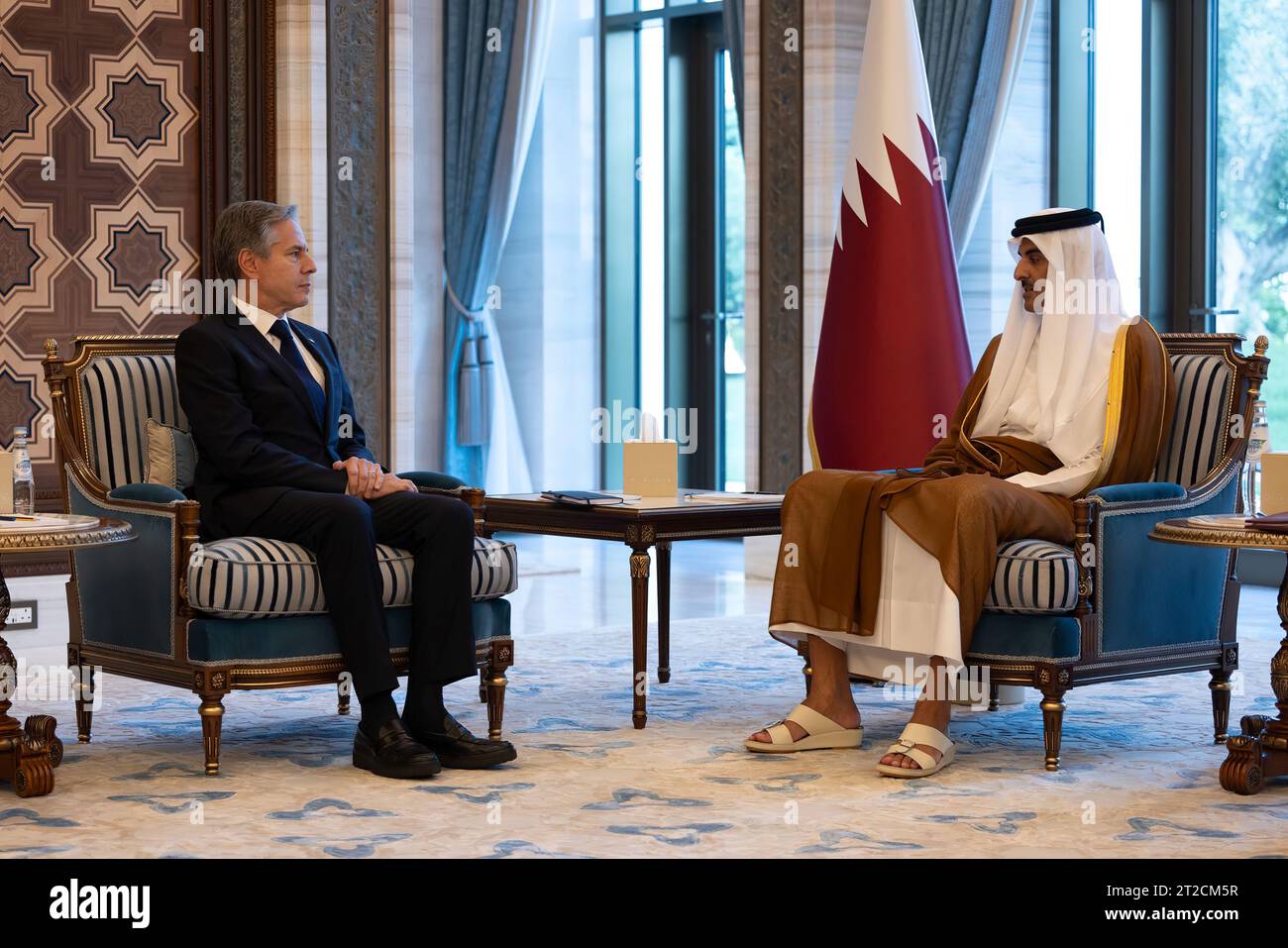 Le secrétaire d'État Antony J. Blinken rencontre l'émir qatarien Sheikh Tamim bin Hamad Al Thani à Doha, Qatar, le 13 octobre 2023. [Photo du département d'État par Chuck Kennedy/domaine public] Banque D'Images