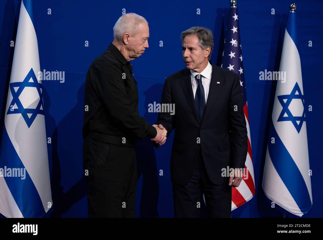 Le secrétaire d'État Antony J. Blinken serre la main du ministre israélien de la Défense Yoav Gallant au Kirya à tel Aviv, le 16 octobre 2023. [Photo du département d'État par Chuck Kennedy/domaine public] Banque D'Images