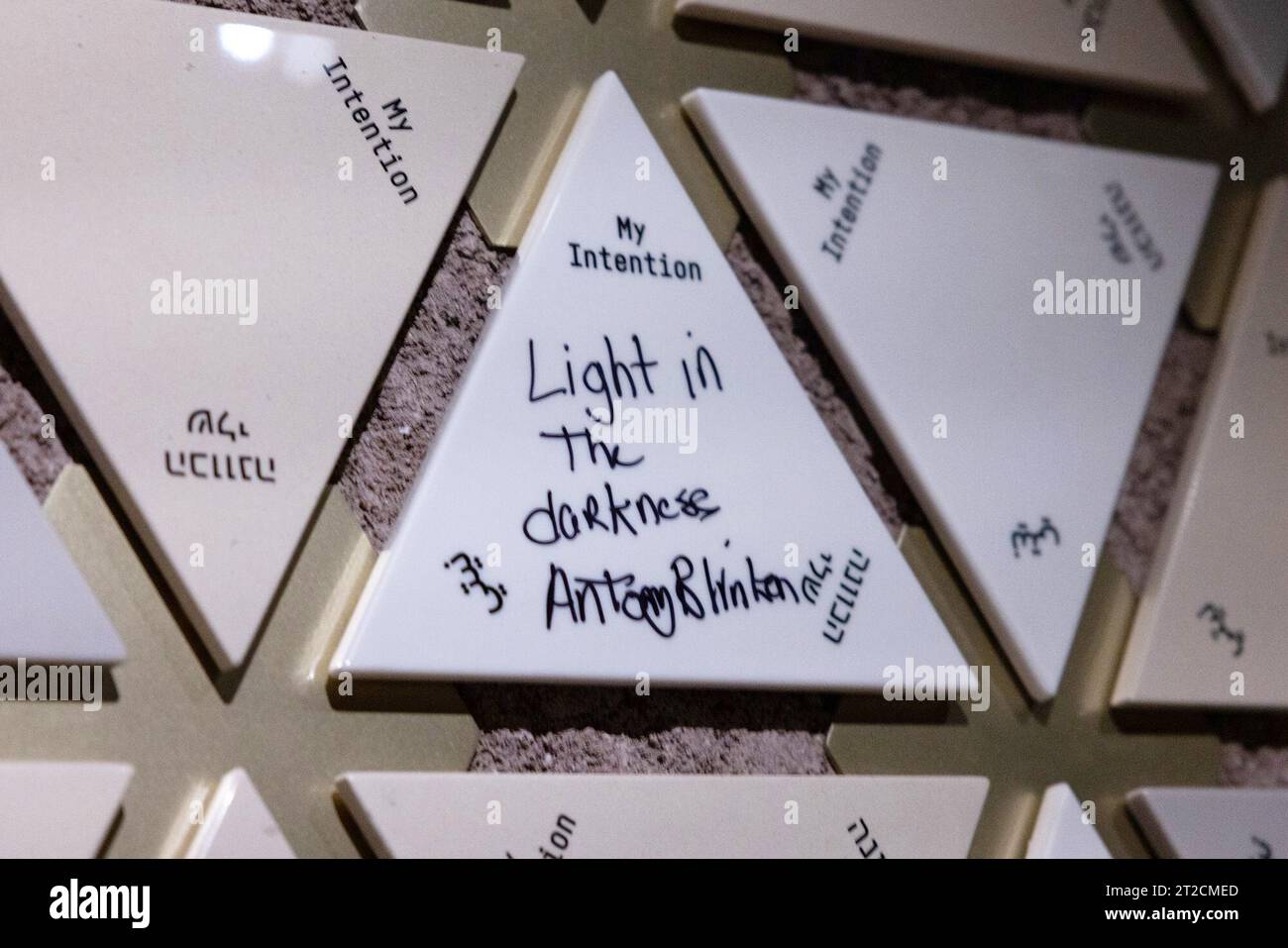 Le secrétaire d'État Antony J. Blinken écrit "la lumière dans l'obscurité" sur une tuile à la Maison de la famille Abrahamique, à Abu Dhabi, Émirats arabes Unis, le 14 octobre 2023. [Photo du département d'État par Chuck Kennedy/domaine public] Banque D'Images