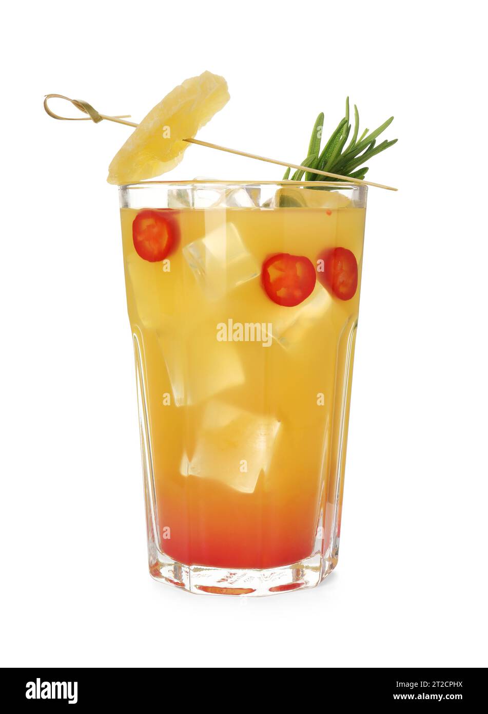 Cocktail d'ananas épicé avec piment et romarin isolé sur blanc Banque D'Images