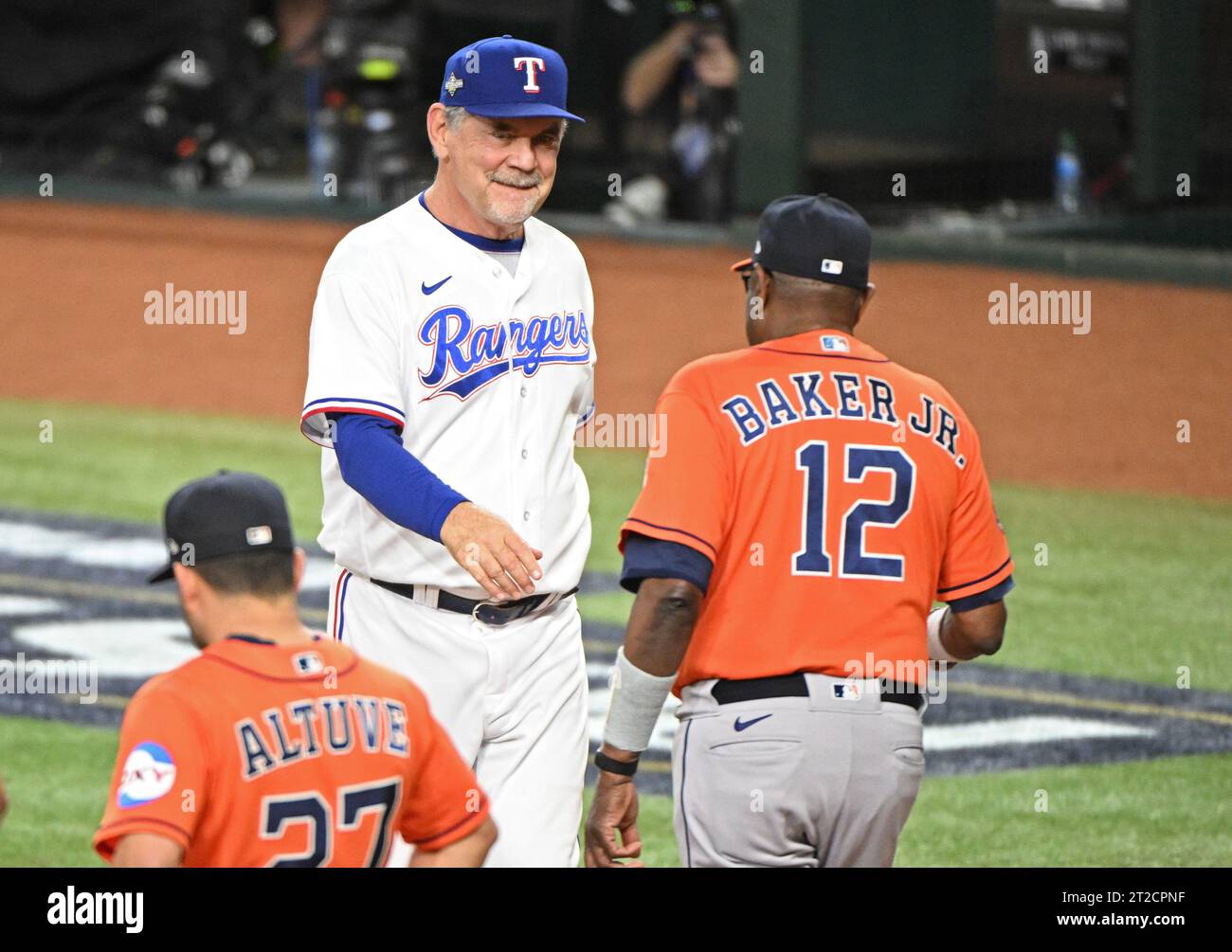 Arlington, États-Unis. 18 octobre 2023. Dusty Baker Jr, entraîneur des Astros de Houston, accueille Bruce Bochy, entraîneur des Texas Rangers avant le début du troisième match des ALCS au Globe Life Field à Arlington, Texas, le mercredi 18 octobre 2023. Photo de Ian Halperin/UPI. Crédit : UPI/Alamy Live News Banque D'Images