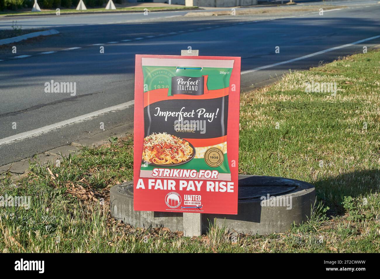 19 octobre 2023 Stanhope Victoria Australie. Un écriteau affichant les produits laitiers fabriqués à l'usine Stanhope Fonterra. Les travailleurs de Factory Dairy transportent des chauffeurs de camions-citernes de lait en grève de meilleurs salaires. Banque D'Images