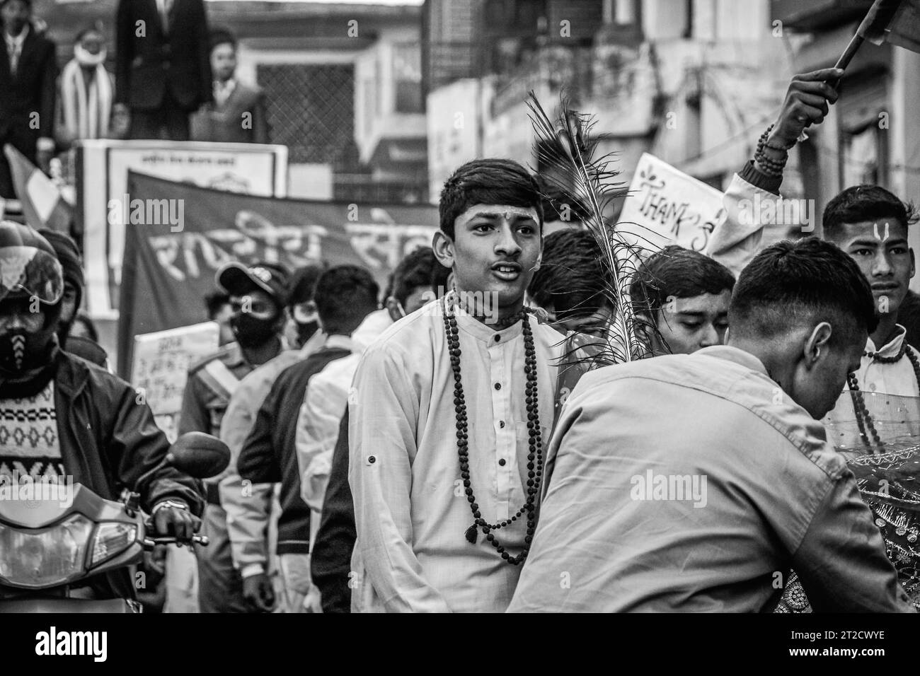 Une photographie en noir et blanc d'un peuple dans une rue de la ville, brandissant une affiche en Inde, Uttarakhand Banque D'Images