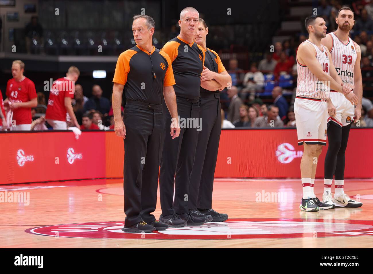 Milan, Italie, Italie. 17 octobre 2023. Italie, Milan, octobre 17 2023 : Matej Boltauzer, Leandro Lezcano et Carlos Cortes (arbitres) sur le terrain central lors du match de basket EA7 Emporio Armani Milan vs Olympiacos Piraeus, Euroleague 2023-24 tour 3 (crédit image : © Fabrizio Andrea Bertani/Pacific Press via ZUMA Press Wire) USAGE ÉDITORIAL UNIQUEMENT! Non destiné à UN USAGE commercial ! Banque D'Images