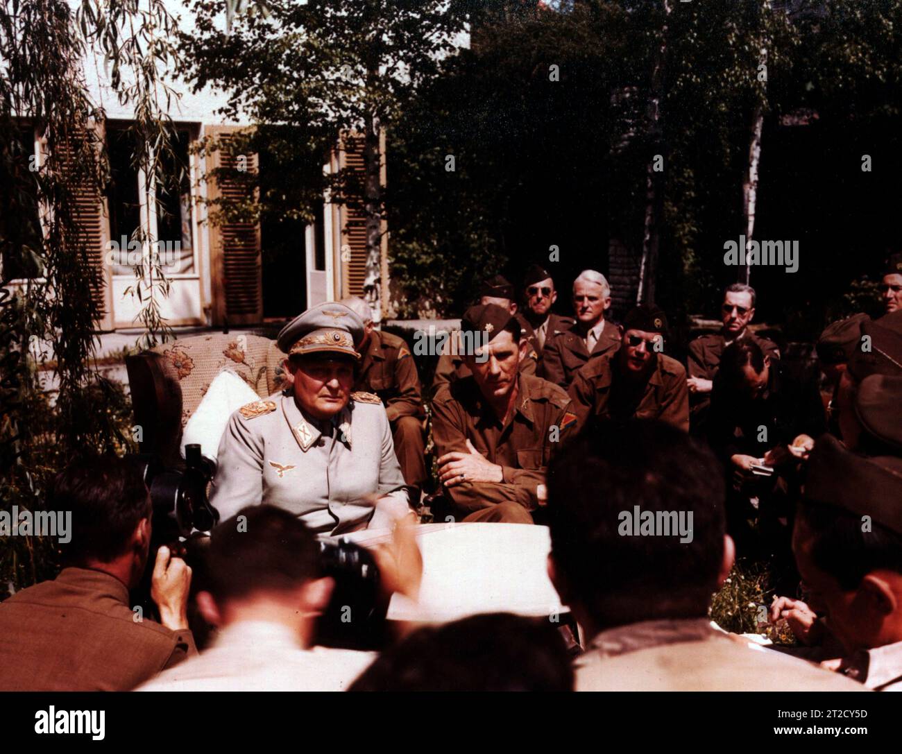 Entretien de Goering avec Allied Press - mai 1945. Des journalistes, des commentateurs de radio, des photographes et des écrivains ont interviewé Goering sur des questions militaires allemandes peu après sa capture. Le major Paul Kubla était l'interprète. Banque D'Images
