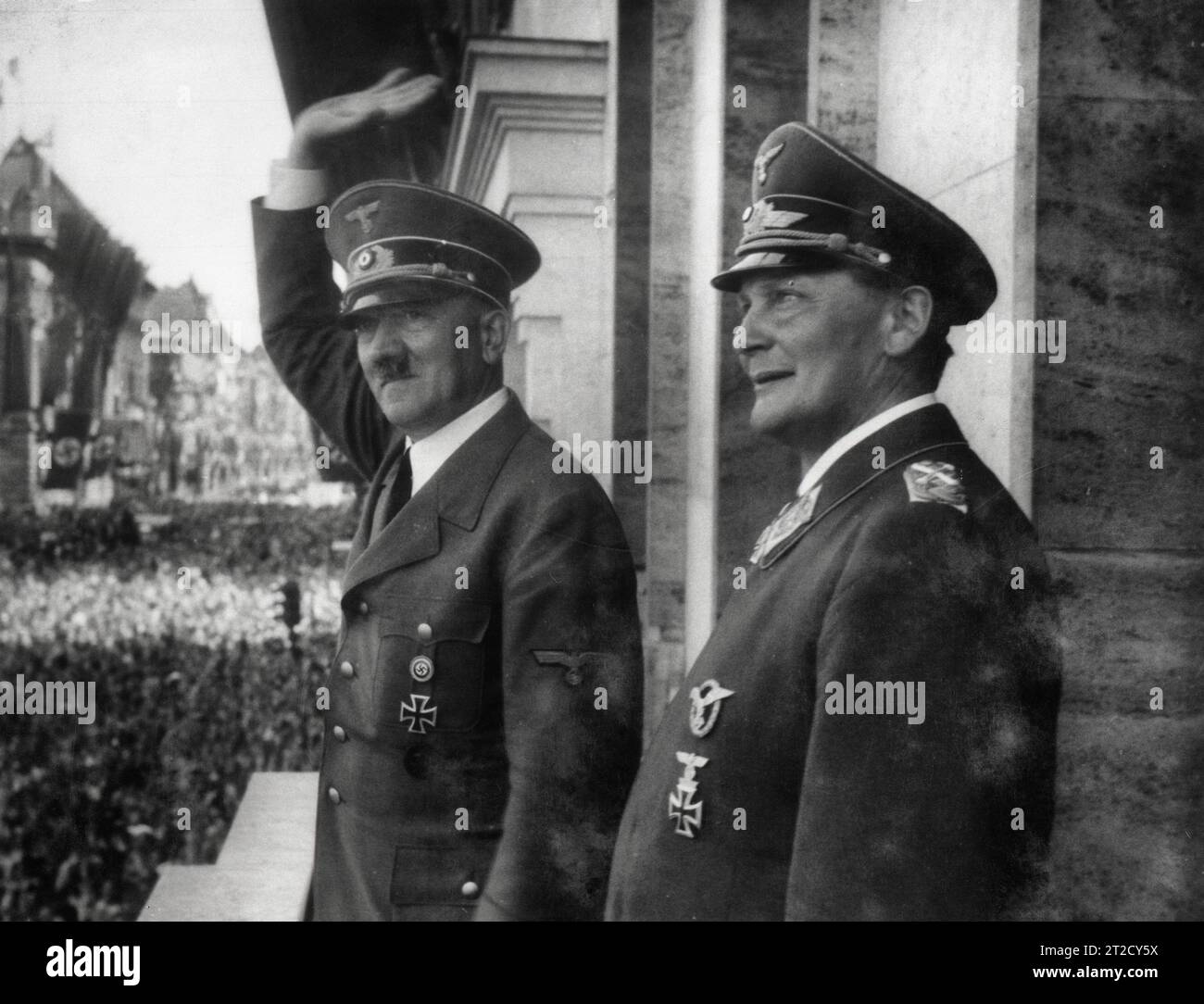 Adolf Hitler et Herman Goering saluant une foule Banque D'Images