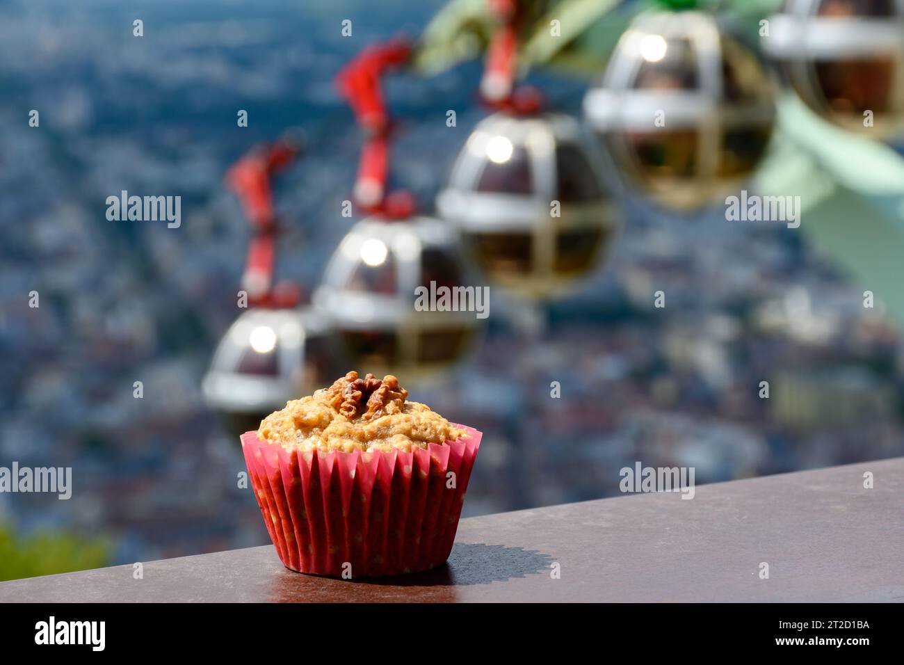 Gateau Grenoblois, gâteau au café à la noix française, spécialité de Grenoble et vue sur la partie centrale de la ville de Grenoble depuis Bastille Fortres witch montagnes a Banque D'Images