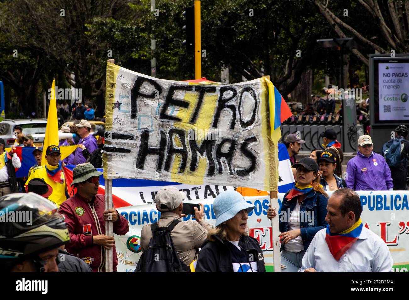 Bogota, Colombie - 18 octobre 2023. Petro = le Hamas signe lors de la manifestation pacifique des membres de la réserve active des forces militaires et policières Banque D'Images