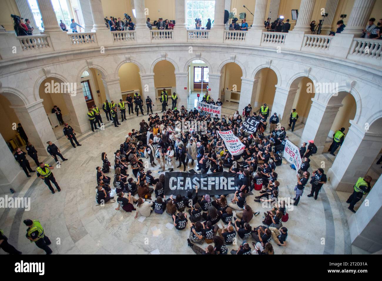 Des dizaines de personnes tiennent un sit-in et sont arrêtées par la police du Capitole des États-Unis, dans le Cannon House Office Building, à Washington, DC, mercredi, octobre, 18, 2023, pour protester pour un cessez-le-feu dans la guerre Israël-Hamas. Crédit : Rod Lamkey/CNP/MediaPunch Banque D'Images