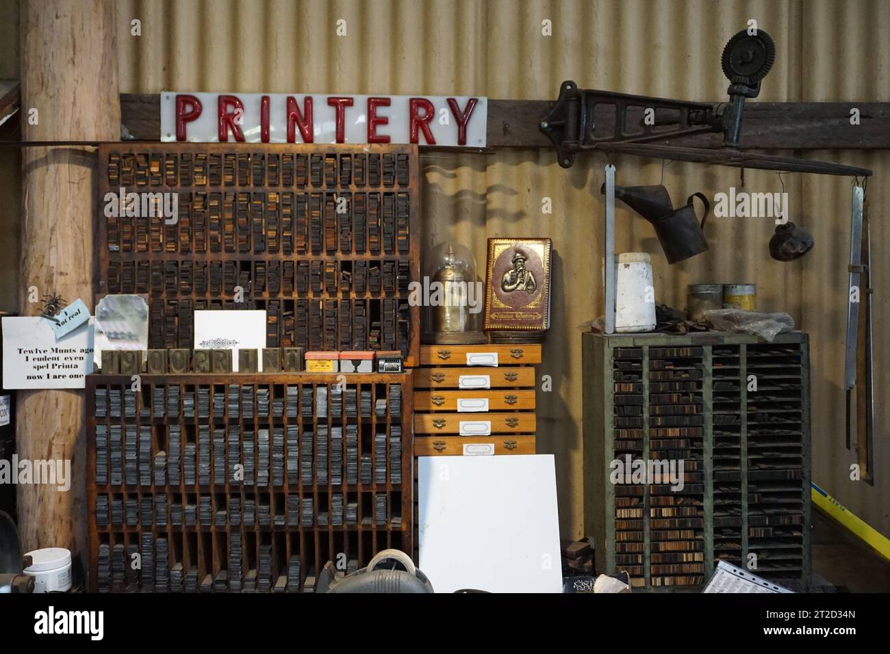 Ancienne imprimerie, éditeur avec des lettres de presse imprimées dans le musée historique du village en plein air à Herberton, Queensland, Australie Banque D'Images