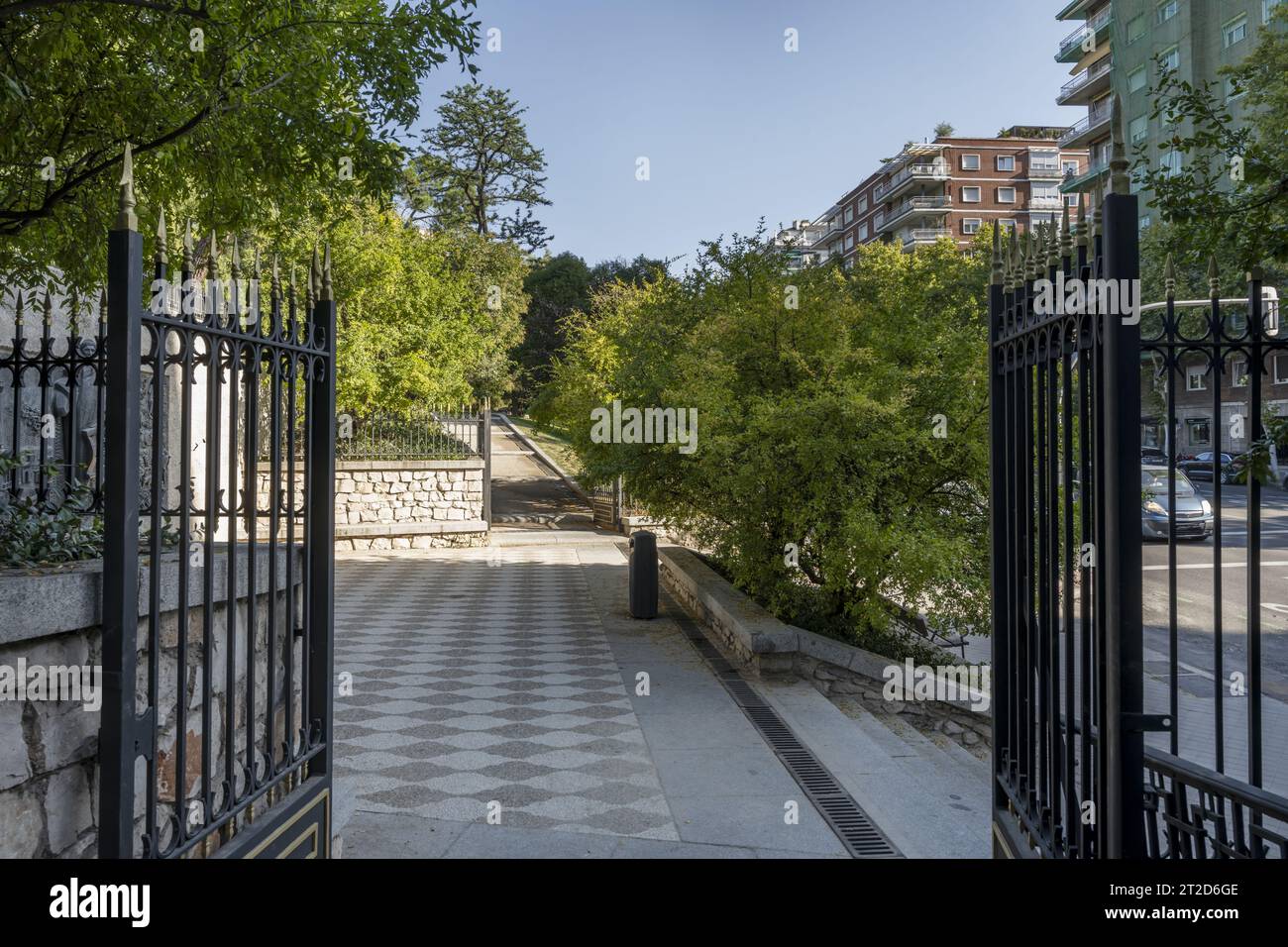 Accès à un parc urbain avec chemins de terre Banque D'Images