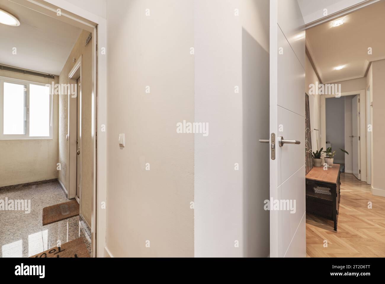 Couloir et couloir d'un appartement résidentiel Banque D'Images