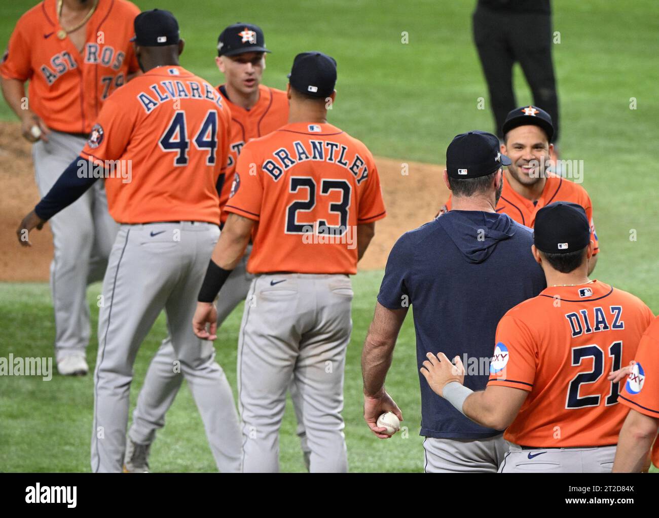 Arlington, États-Unis. 18 octobre 2023. Les joueurs des Astros de Houston célèbrent leur victoire après avoir battu les Rangers du Texas 8-5 dans le troisième match des ALCS au Globe Life Field à Arlington, Texas, le mercredi 18 octobre 2023. Les Rangers détiennent une avance de 2-1 dans la série BEST-of-sept. Photo de Ian Halperin/UPI crédit : UPI/Alamy Live News Banque D'Images