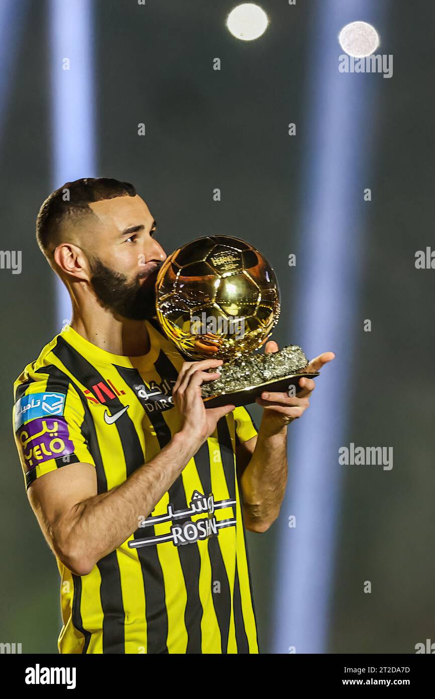 Photo - le footballeur français Karim Benzema est présenté aux supporters d'Al-Ittihad au stade King Abdullah Sports City à Djeddah, Royaume d'Arabie saoudite, le 8 juin 2023. Karim Benzema, vainqueur du ballon d’Or en 2022, se retrouve embourbé dans la controverse politique au milieu de la guerre en cours entre Israël et le Hamas. S’adressant lundi à CNews, le ministre français de l’intérieur Gérald Darmanin a accusé Benzema d’avoir des liens avec les Frères musulmans, un groupe religieux et politique que la France considère comme une organisation terroriste. Dans l’interview télévisée, Darmanin a déclaré : « nous avons fermé 1 100 establ islamiste Banque D'Images