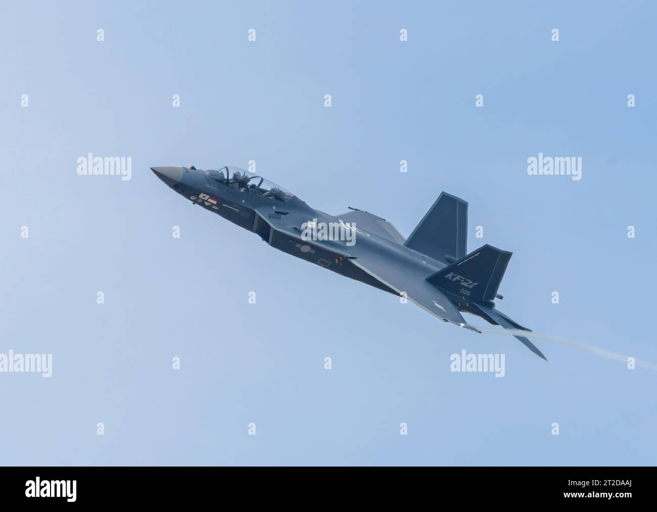 L'avion de chasse KF-21 en cours de développement de la Corée du Sud organise une démonstration aérienne lors de l'exposition internationale de l'aérospatiale et de la défense de Séoul (ADEX) 2023 à la base aérienne de Séoul à Seongnam, au sud de Séoul. Le salon international de l'aérospatiale et de la défense de Séoul (ADEX) à la base aérienne de Séoul à Seongnam du 17 au 22 octobre, auquel participeront 550 entreprises de 35 pays. (Photo KIM Jae-Hwan / SOPA Images/Sipa USA) Banque D'Images